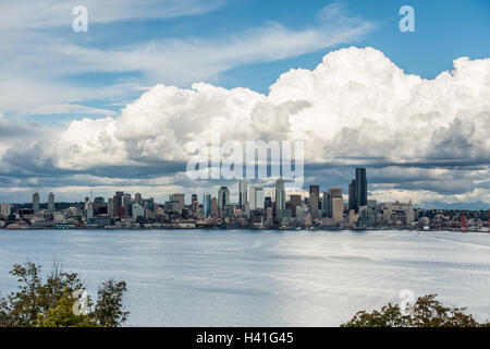 Fuga di nuvole passare il puntatore del mouse sopra la skyline di Seattle. Foto Stock