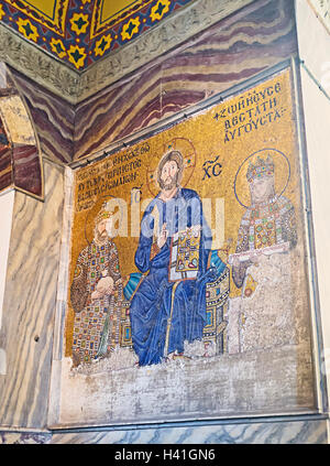 L'Empress Zoe mosaici sul secondo piano di Hagia Sophia con il Gesù Empress Zoe e Costantino IX Monomachus in Istanbul Foto Stock