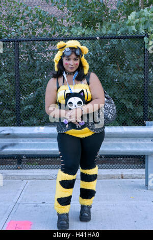 Una donna nel suo trenta vestito come Stempunk Pikachu di Pokemon a Comicon 2016 nella città di New York Foto Stock