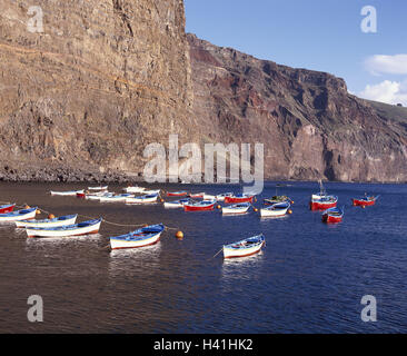 Spagna, isola di La Gomera, Valle Grana Rey, Vueltas, ripida costa, porto, barche da pesca, Europa, penisola iberica, Isole Canarie, Canarie, Costa, Costa di bile, Atlantico, nell'Oceano Atlantico, il mare, stivali, investire, ancoraggio Foto Stock