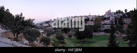 Vista in direzione di Abu Tor di un misto di ebrei ed arabi quartiere disposta al di sopra della valle di Hinnom il nome moderno di biblico della Geenna o valle Gehinnom attorno a Gerusalemme la città vecchia, Israele Foto Stock