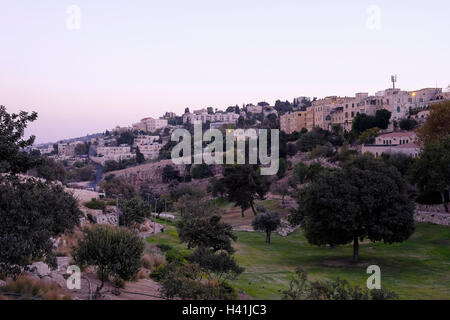 Vista al crepuscolo di Abu Tor un quartiere ebraico e arabo misto situato sulla valle di Hinnom il nome moderno della biblica Gehenna o Gehinnom valle che circonda la città vecchia di Gerusalemme, Israele Foto Stock