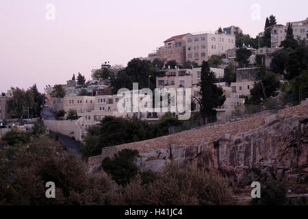 Vista al crepuscolo di Abu Tor un quartiere ebraico e arabo misto situato sulla valle di Hinnom il nome moderno della biblica Gehenna o Gehinnom valle che circonda la città vecchia di Gerusalemme, Israele Foto Stock