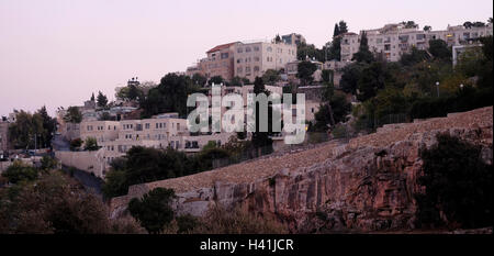 Vista al crepuscolo di Abu Tor un quartiere ebraico e arabo misto situato sulla valle di Hinnom il nome moderno della biblica Gehenna o Gehinnom valle che circonda la città vecchia di Gerusalemme, Israele Foto Stock