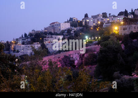 Vista al crepuscolo verso Abu Tor un quartiere ebraico e arabo misto situato sopra la valle di Hinnom il nome moderno per la biblica Gehenna o Gehinnom valle che circonda la città vecchia di Gerusalemme, Israele Foto Stock