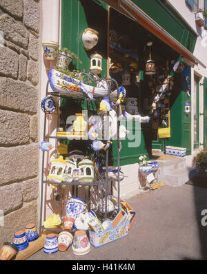 Francia, Bretagna, Concarneau, souvenir business, stand, ceramiche, Europa République Française, Nordwestfrankreich, penisola, città, porto, turismo, turismo, vendita souvenirs, memoria, ceramiche, artigianato Foto Stock