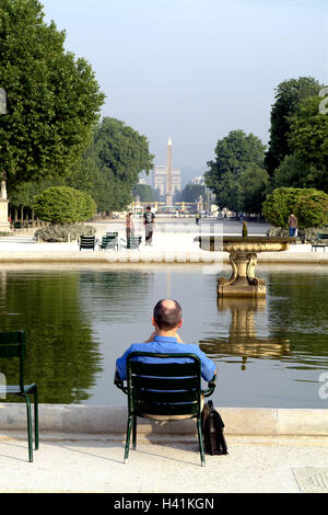 Francia, Parigi, Jardin des Tuileries, uomo, sedia, ricreazione, acqua cembalo, obelisco di Luxor a Arc de Triomphe, l'Europa, la città capitale, park, parco, bacino, lago, fontana, arco trionfale, landmark, luoghi interesse, luogo di interesse turistico, sedersi, resto vista posteriore, riposo, take it easy, estate Foto Stock