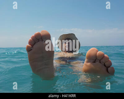 L'uomo galleggianti in mare Foto Stock