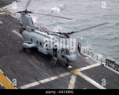 28 gennaio 2003 l Operazione Enduring Freedom: un CH-46D/E Sea Knight elicottero sulla USS Nassau, nel Golfo Persico. Foto Stock