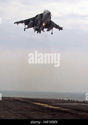 28 gennaio 2003 l'Operazione Enduring Freedom: U.S. Marines Harrier Jump Jet vola sopra la USS Nassau, nel Golfo Persico. Foto Stock