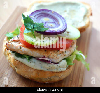 Deliziosi burger con pollo e verdure. Foto Stock