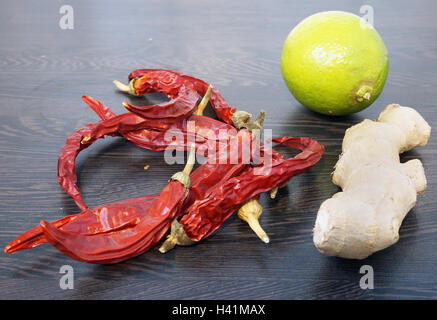 Il peperoncino, lime e lo zenzero. Cucina spezie su uno sfondo nero. Foto Stock