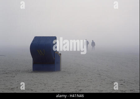 Germania, SCHLESWIG-HOLSTEIN, Nord Frisians Amrum, spiaggia, sedie a sdraio, giovane, nebbia della Germania Settentrionale, Isola del Mare del Nord, isola, spiaggia sabbiosa, nebbia, uomo, donna, cane, spiaggia a piedi, Foto Stock