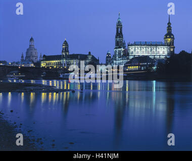 In Germania, in Sassonia, Dresda, vista città, illuminazione, sera, sul fiume Elba, l'Europa, la città capitale di stato, parte città, luogo di interesse storico, Augustusbrücke, chiesa Nostra Signora, membro house, Theaterkahn, principe del treno, della torre del municipio, la chiesa di corte, marito casalingo Foto Stock