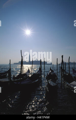 L'Italia, Venezia, fiume e gondole, vista, Isola di San Giorgio Maggiore, Basilica di San Giorgio Maggiore, il Campanile, luce posteriore, Europa, Veneto, città lagunare, acque, acqua, canale, stivali, chiostro isola, isola, chiesa, torre campanile, architetto Andrea Palladio, veneziana, strutture storicamente, cultura, architettura, luoghi interesse, romanticismo, idillio, di riposo e di silenzio, deserte, nessuno Foto Stock