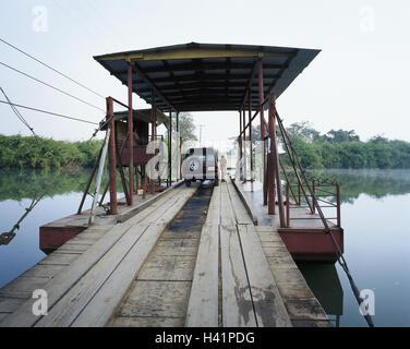 Belize, Cayo District, Belize River, traghetto, America centrale, fiume, trasporti, promozione, trasporto di esseri umani, traghetto per auto, semplicemente, in legno, ferry boat, nave, in spagnolo Look-out Foto Stock