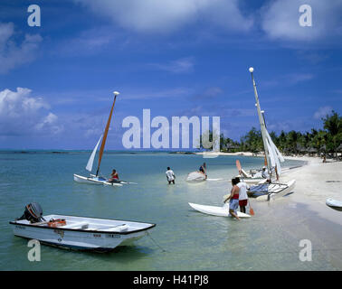 Mauritius Trou aux Biches, spiaggia, distribuzione, catamarani, turisti, locale oceano Indiano, Maskarenen, isola di stato, isola, nord, spiaggia, turistico, turismo, offerte per il tempo libero, tempo libero e possibilità di praticare sport, dello sport e del tempo libero, attività summ Foto Stock