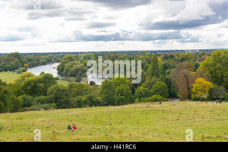 Irriconoscibile persone godendo della vista sul fiume Tamigi in una giornata nuvolosa in Richmond Park. Foto Stock