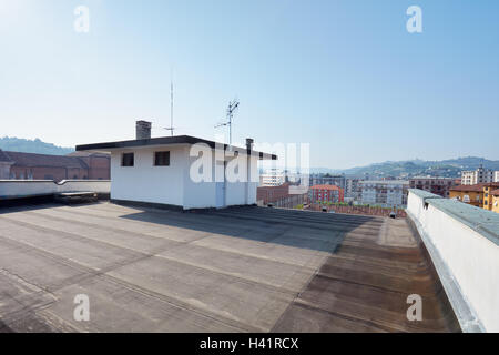 Grande balcone sul tetto in una giornata di sole Foto Stock