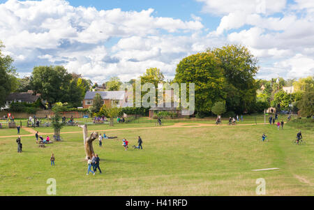 Persone, famiglie e bambini e godersi la giornata di sole in Richmond Park vicino a petersham gate. Foto Stock