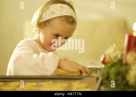 Yule tide, cottura, ragazze, pasta biscotto, tagliate, ritratto, all'interno, a casa, la cucina, l'Avvento, tempo di Avvento, la corona di Avvento, il periodo di Natale per Natale, Natale, elettrodomestico, preparazione, biscotti, pasta, torta di Natale, panettiere, dolci, biscotti, Chris Foto Stock