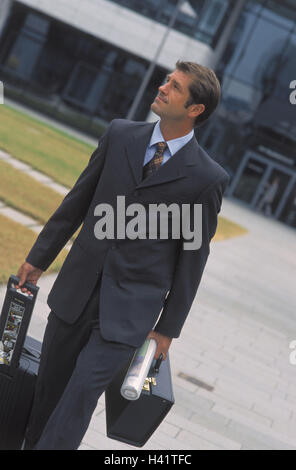 Imprenditore, Valigetta trolley, contently, locali commerciali, Occupazione, affari, uomo, tuta, rappresentante del campo, rappresentante alle vendite business traveller, manager, sorriso, andare ottimisticamente, fiduciosi, piano, borsa, valigia scorrevole, basi lugga Foto Stock