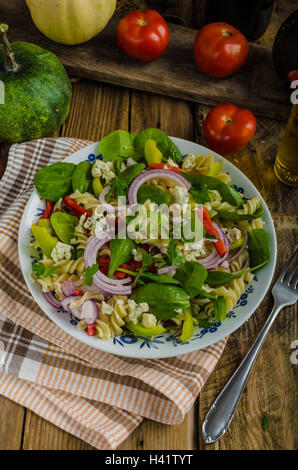 Pasta Vegetariana con spinaci e formaggio blu Foto Stock