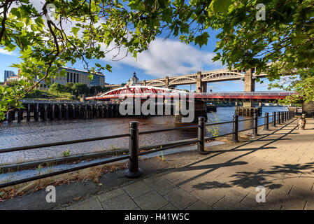 Il ponte girevole è il quarto ponte è stato costruito sullo stesso sito su Tyne a Newcastle. Foto Stock