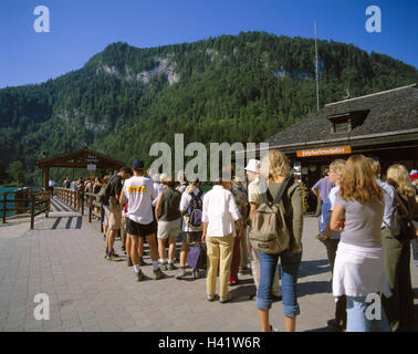 Germania, Berchtesgadener paese, Schönau nel Königssee, Harbour Bridge, turisti, Europa, Berchtesgaden, Berchtesgadener alpi, lago, centro turistico, jetty, guida vendita biglietti, viaggio in barca, tour in barca, turismo, estate Foto Stock