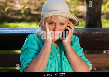 Ha sottolineato la donna con telefono. Foto Stock