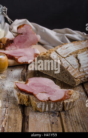 Carne affumicata sul pane casereccio, semplice e rustico il brunch con proteine Foto Stock