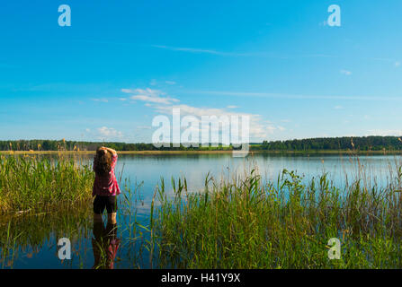 La donna caucasica guadare in fiume Foto Stock