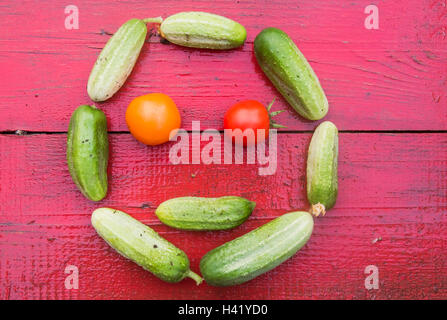 Cetrioli e pomodori disposti in Smiley face Foto Stock