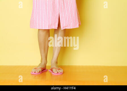 Casalinga, dettaglio, piedi, flip-flop, il piede femminile donna, giovane, 20-30 anni, 24 anni, il piede femminile donna delle pulizie, casalinga la sua esistenza, smock, smock grembiule, casa smock, flip-flop, rosa, rosa, i lavori domestici, studio, all'interno Foto Stock