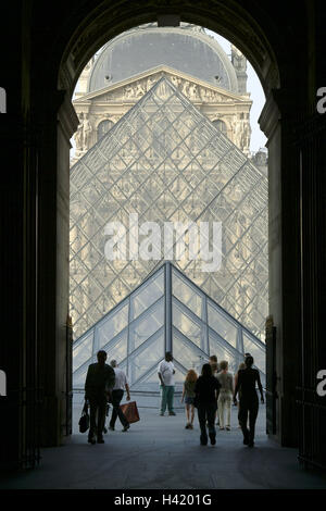 Francia, Parigi, Museo di Louvre, piramide in vetro, visitatore, Europa, città capitale, museo, Le Louvre, piramide, input, intervallo di ingresso, la struttura edilizia, architettura, stile architettonico, turismo, arte, cultura, luogo di interesse turistico, turismo Foto Stock