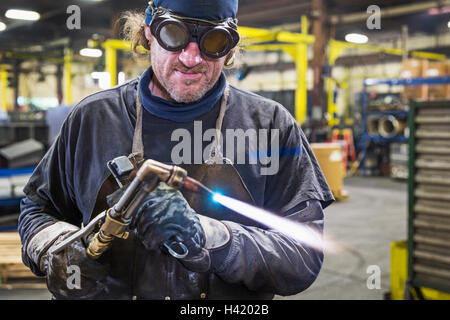 Saldatore caucasica cannello di regolazione in fabbrica Foto Stock