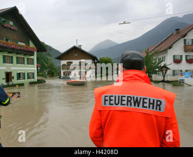 In Germania, in Baviera, ceneri infuria la fiamma, sul fiume Loisach, acque alte, case, inondazioni, pompiere, barca, modelli non rilasciare non esclusiva in Europa, Alta Baviera, Baviera meridionale, villaggio, skyline, inondazione, Überflutung, inondazione, la natura della catastrofe, l'acqua alta catastrop Foto Stock