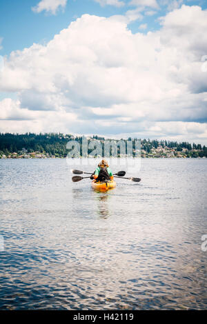 L uomo e la donna in kayak le piastre di contenimento Foto Stock