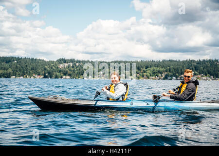 Uomo caucasico e donna canoa kayak Foto Stock