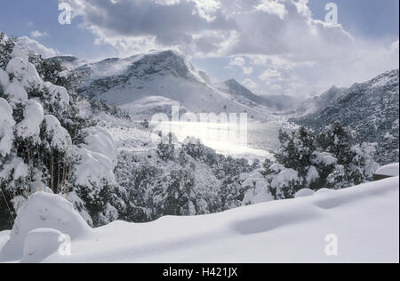 Spagna, Maiorca, paesaggio di montagna, Embalse de Cuber, inverno il mare Mediterraneo e le isole Baleari, isola, paesaggi, montagne, montagne, serbatoio, lago, artificialmente, coperta di neve, invernale, neve, freddo, stagione Foto Stock