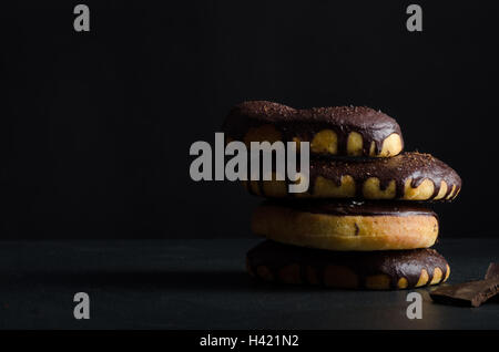 Ciambelle fresche, big one per i più grandi la fame, cioccolato pinky e suger, cappuccio americana di mattina, il posto per la pubblicità Foto Stock