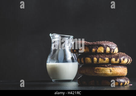 Ciambelle fresche, big one per i più grandi la fame, cioccolato pinky e suger, cappuccio americana di mattina, il posto per la pubblicità Foto Stock