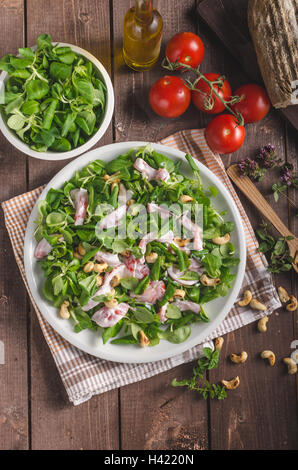 Con insalata di pomodori e tostate, agnello insalata di lattuga, aglio dressing di yogurt Foto Stock