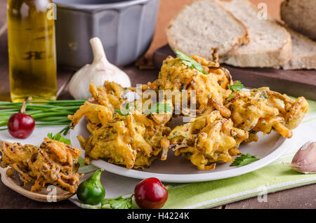 Cipolla croccante bhajis, deliziosa cucina di strada, con erbe e aglio Foto Stock