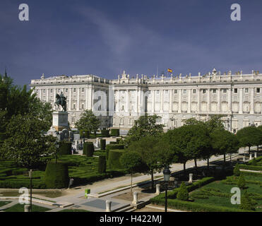 Spagna, Madrid Palacio Real, Plaza de Oriente, Zentralspanien, città capitale, King's Palace, edificio, facciata, struttura, luogo di interesse, barocco, nel 1764, la statua equestre Philipe IV. Foto Stock