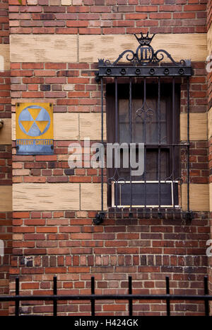 Un invecchiamento Fallout Shelter segno su un vecchio edificio in Lower Manhattan, New York. Foto Stock