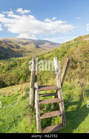 Cercando la valle Nantgwynant verso Glyder Fawr e Glyder Fach, Snowdonia National Park, North Wales, Regno Unito Foto Stock