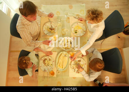 La famiglia, il pranzo da sopra privatamente, genitori, figli, due, boy, ragazza, mezzogiorno, mangiare, la nutrizione sana, verdure, asparagi, Patate, menu primaverile, la vita quotidiana, il comportamento, l'istruzione, insieme, cibo, mangiare all'interno Foto Stock