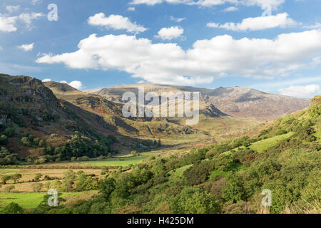 Cercando la valle Nantgwynant verso Glyder Fawr e Glyder Fach, Snowdonia National Park, North Wales, Regno Unito Foto Stock