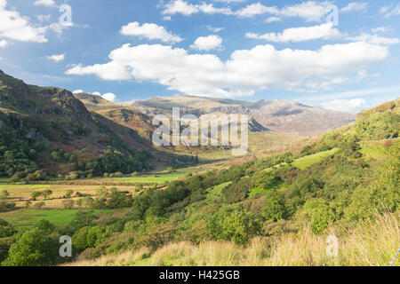 Cercando la valle Nantgwynant verso Glyder Fawr e Glyder Fach, Snowdonia National Park, North Wales, Regno Unito Foto Stock